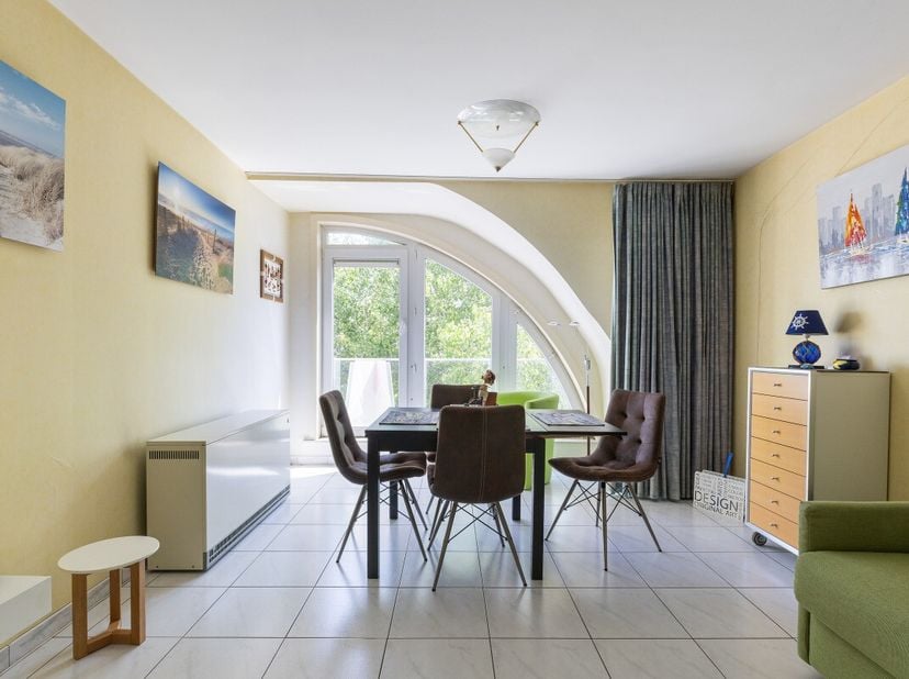 Oostduinkerke: Instapklare studio te koop met een slaaphoek. Instapklare studio op het 5e verdiep met een praktische slaaphoek en een open, vrij uitzi