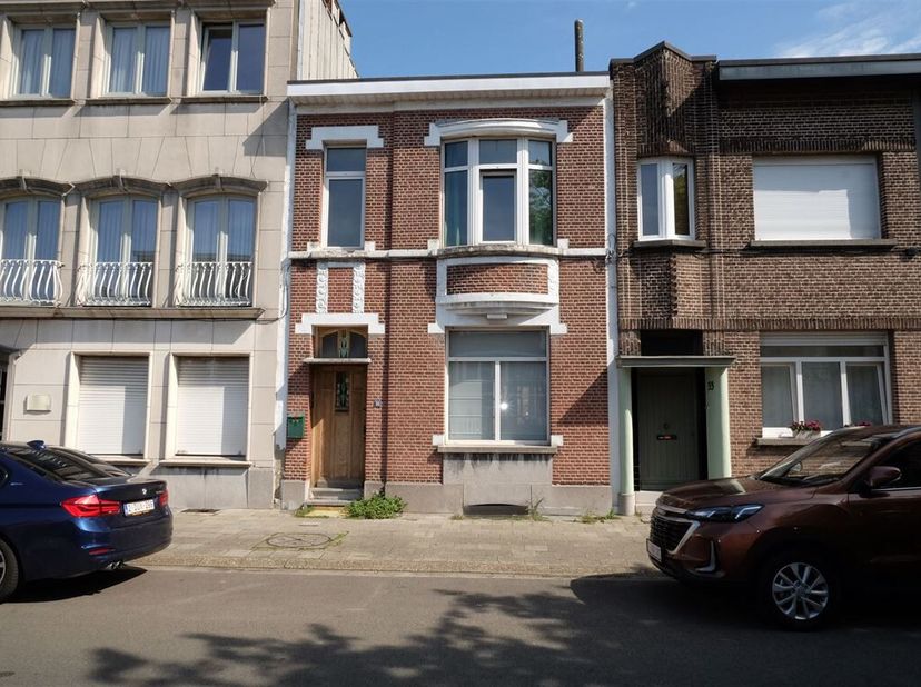 INSCHRIJVEN VOOR DIT PAND VIA DE HUURAANVRAAG OP DEZE WEBSITE. TELEFONISCH AFSPRAKEN MAKEN IS NIET MOGELIJK.&lt;br /&gt;
Charmante ééngezinswoning, met auth