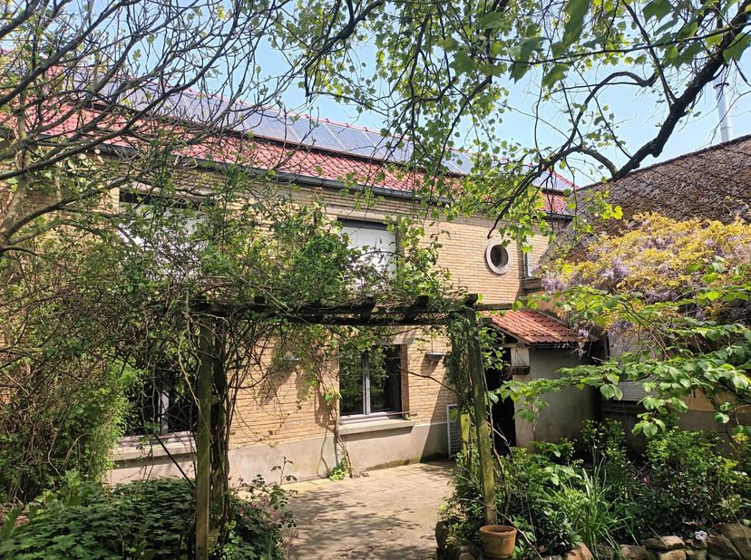 Maison 4 façades tout confort, habitable de suite et libre à l&#039;acte.&lt;br /&gt;
Maison unifamiliale, possibilité d&#039;exercer une profession libérale, aménage