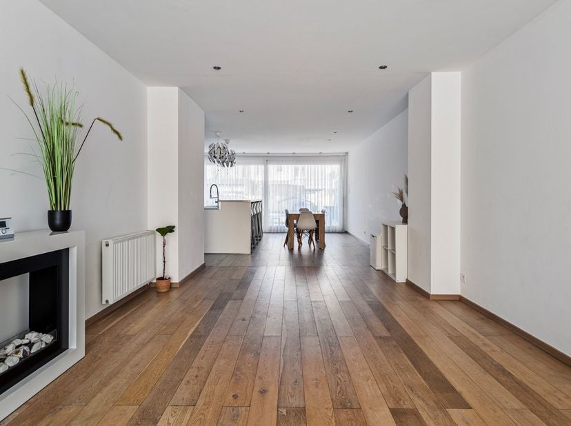 In een rustige woonwijk op wandelafstand van het Fort van Wommelgem ligt deze woning met maar liefst 5 slaapkamers.&lt;br /&gt;
Het frisse, lichtgrijze geve
