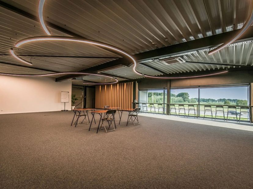 Deze perfect bereikbaar multifunctionele ruimte ligt middenin de driehoek Brugge - Gent - Antwerpen, met een TOP visibiliteit van aan de E34 bekeken.