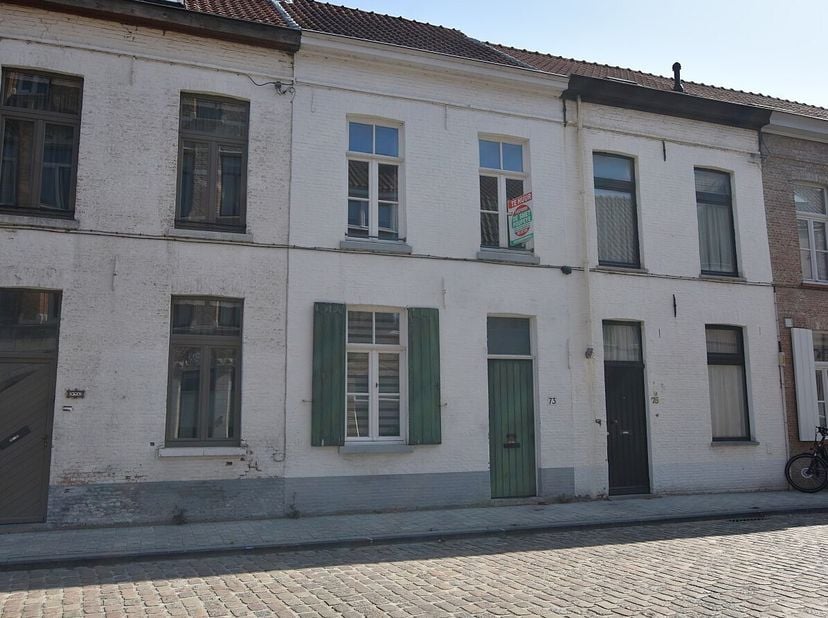Deze leuke rijwoning is gelegen in de Brugse binnenstad grenzend aan de Langerei. Hier woont u op uiterst gunstige ligging vlakbij de ring en op wande
