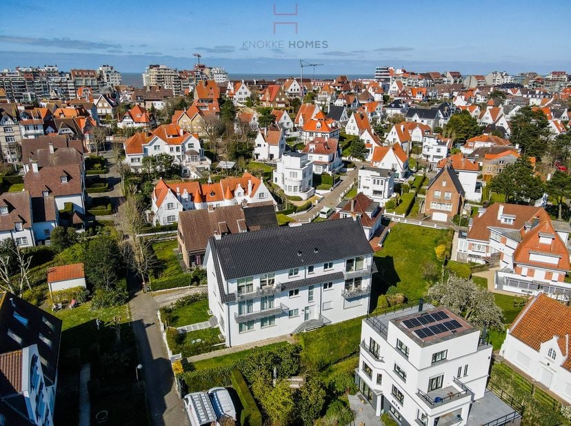 Duinbergen. Res. Zonnerust, 2de verdieping. Zonnig, te renoveren hoekappartement in een oudere en kleinere (6 eenheden) residentie omringd door de gez