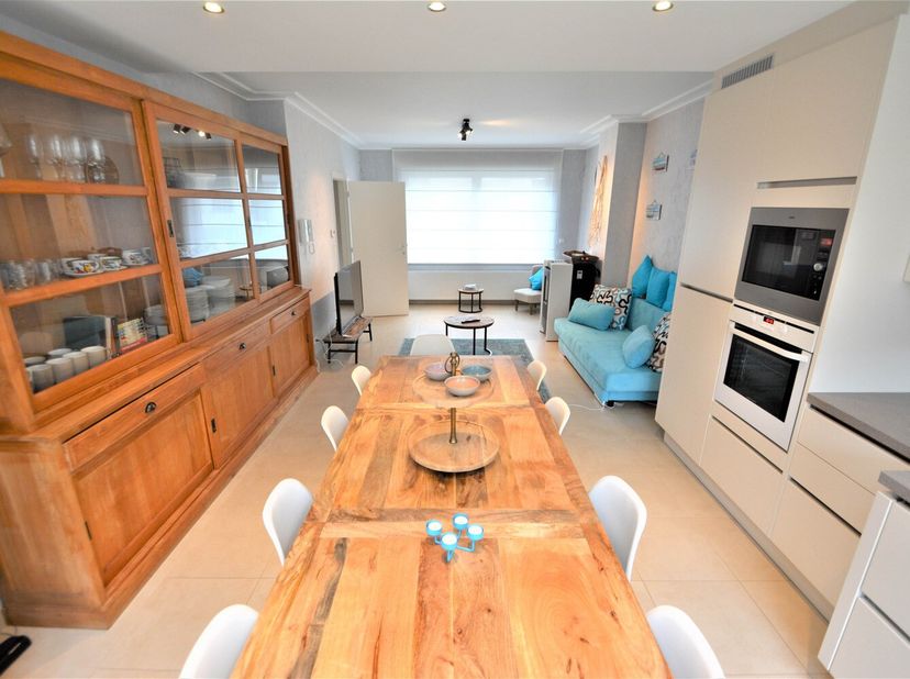 Centraal gelegen woning in het hartje van oud-Knokke nabij het commerciële centrum te Knokke-Heist. De woning werd momenteel ingedeeld in 2 appartemen