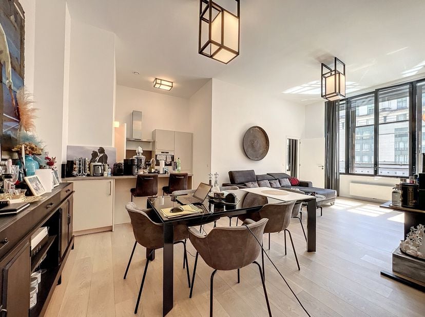 Dit prachtige appartement met 2 slaapkamers is gelegen in het hart van Brussel en is ideaal als investering of als pied-à-terre in de stad. Het is geb