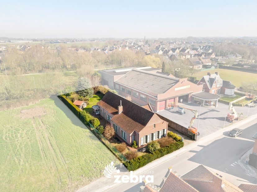 Deze te renoveren charmante woning is gelegen nabij het centrum van Izegem en op wandelafstand van de Markt (mobiscore: 8.2/10). De woning is vlot ber