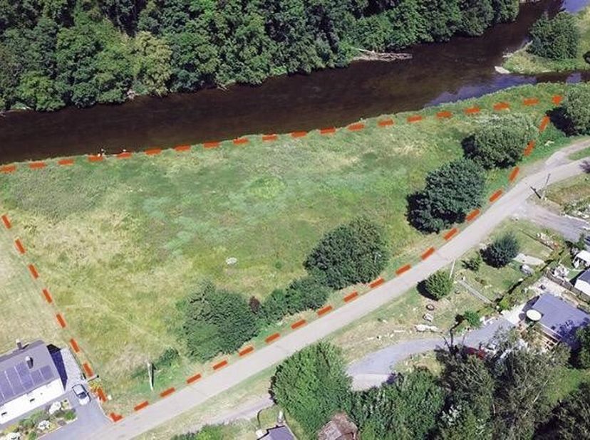 SITUE UNIQUE – SUR LA SEMOIS – TERRAIN CONSTRUCTIBLE pour VILLA ou MAISON DE VACANCES ! 7801m2 – 200m PANNEAU PRIVÉ !&lt;br /&gt;
Province de Luxembourg – p