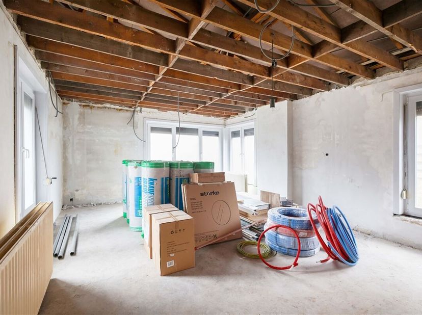 Nog verder af te werken gelijkvloerse woning met 3 slaapkamers in een rustige omgeving&lt;br /&gt;
Ligging :&lt;br /&gt;
+ Gelegen in een rustige wijk met enkel d