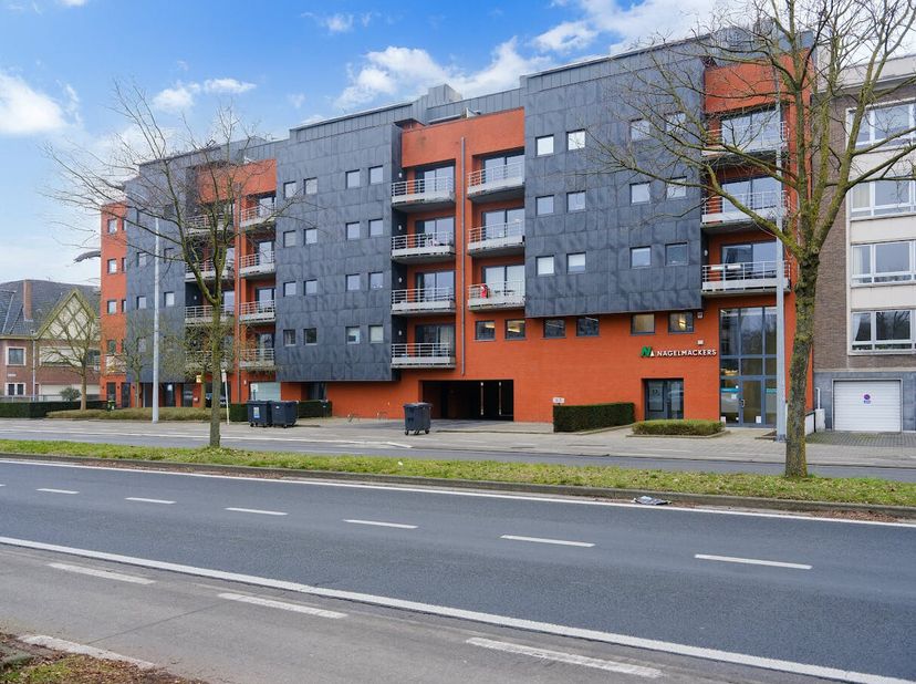 Dit lichtrijke kantoorpand, gelegen op een toplocatie nabij de E40, bevindt zich op de vierde verdieping van een modern pand en beschikt over een aang