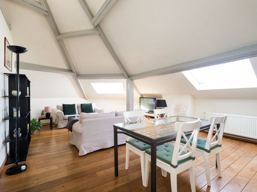 SCHAERBEEK, entre le Parc du Cinquantenaire et l&#039;Ecole Royale Militaire, dans un quartier très vivant, découvrez ce superbe DUPLEX rénové de 111m² hab