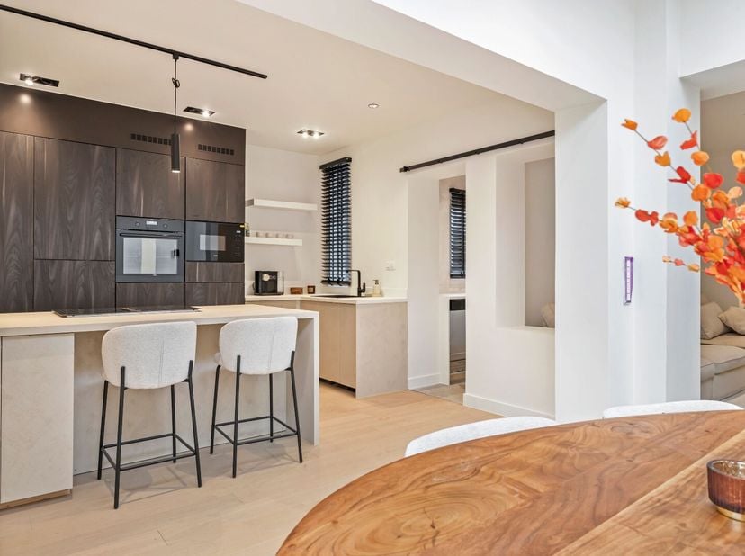 Bent u op zoek naar een woning die zowel modern als comfortabel is? Deze volledig vernieuwde open bebouwing biedt alles wat u zoekt en meer. Met drie