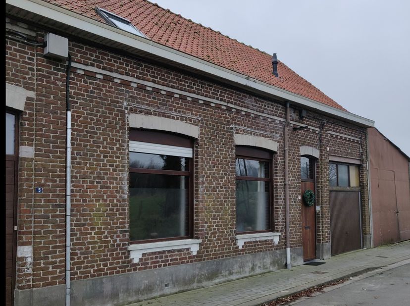 Te huur: Ruime woning met tuin en garage  Gildestraat 7, Loker (Heuvelland) Deze instapklare woning in het rustige Loker biedt 4 slaapkamers, een geze