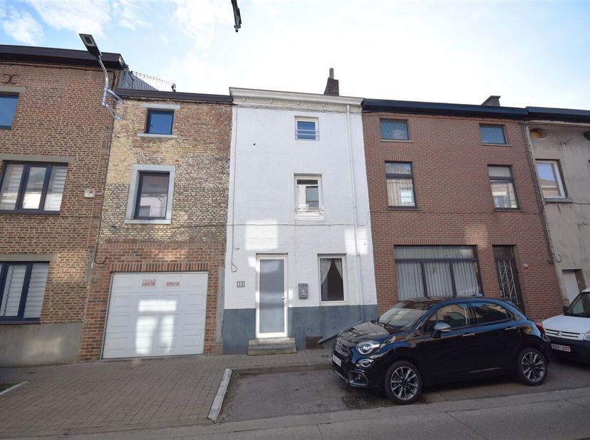 Visites sur rendez-vous au 0470/19.34.91&lt;br /&gt;
Superbe maison unifamiliale 4 chambres avec cour (4m²) en parfait état. Composition: Au rez-de-chaussée