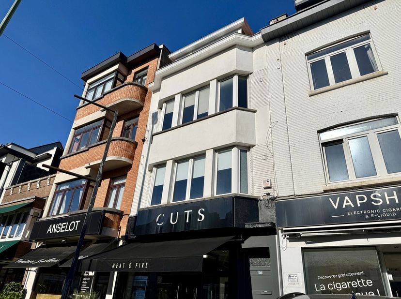 A découvrir chez Victoire-Junot : Fort Jaco, appartement de +/- 70 m² habitables , situé au 1er étage, en parfait état , dans un petit immeuble sans a