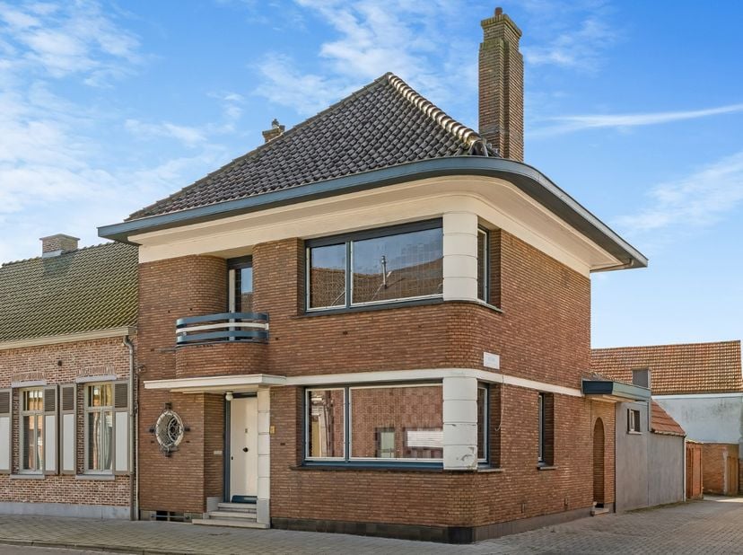 Deze woning is super centraal gelegen, midden in het centrum van het gezellige dorpje Zandvliet. De Botermarkt, winkels, openbaar vervoer en scholen z