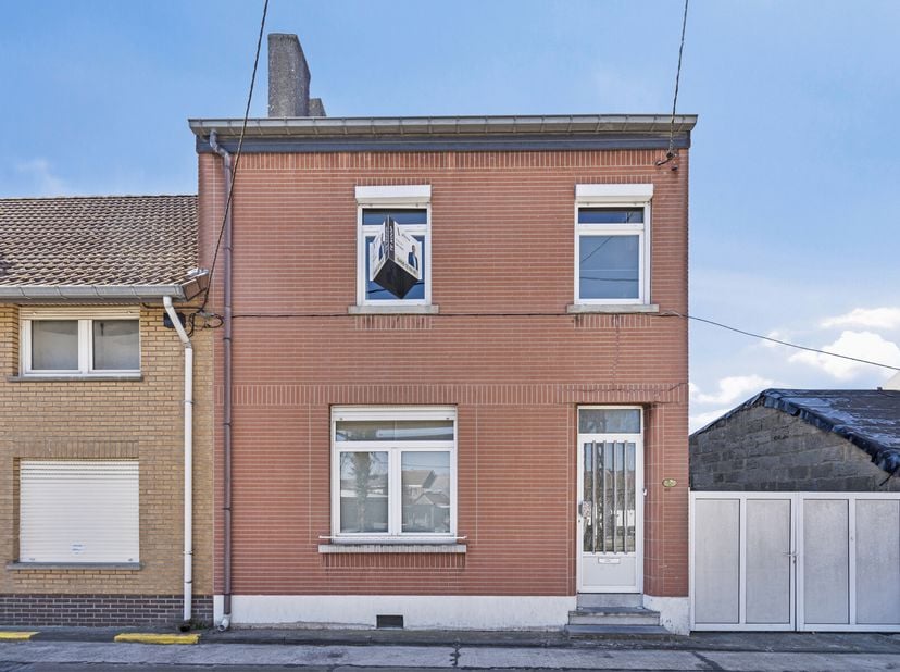 - 2 chambres à létage + espace bureau ou chambre au rez-de-chaussée&lt;br /&gt;
-Grenier aménageable via escalier fixe&lt;br /&gt;
- Rue en impasse  très peu de c