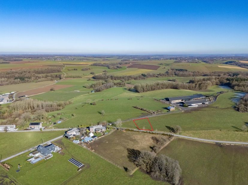 ERA B-LUX biedt u met plezier deze bouwgrond aan, gelegen in Bende, een deelgemeente van Durbuy.Dit perceel van 1.176 m² is geschikt voor een halfopen