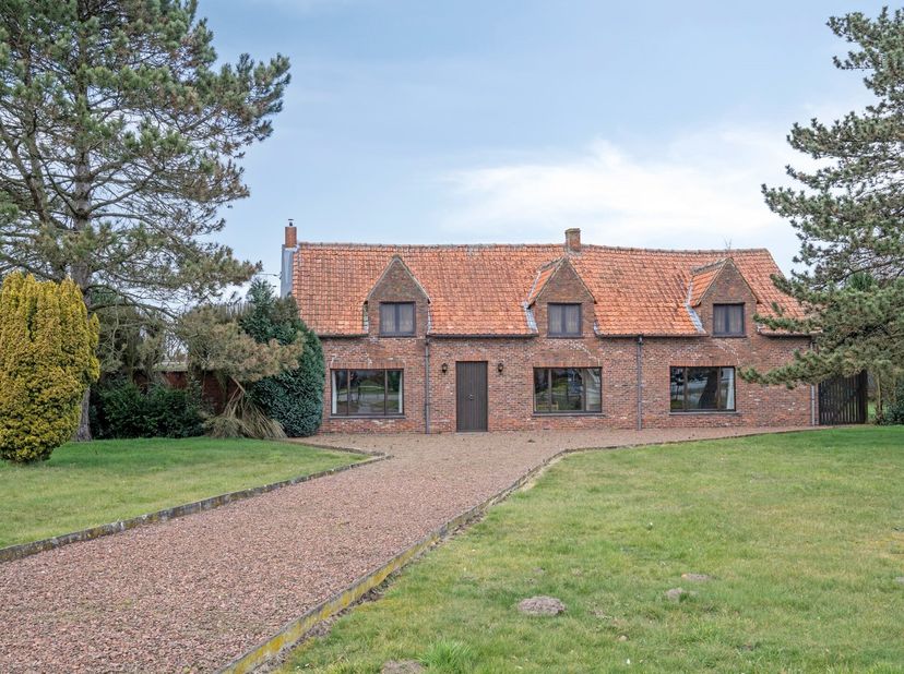 Bent u op zoek naar een unieke renovatiekans in een landelijke omgeving?&lt;br /&gt;
Deze karaktervolle hoeve in het gezellige Overmere biedt u de perfecte