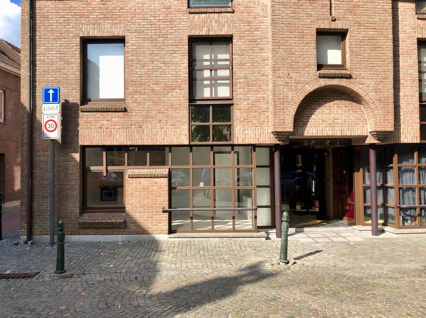 Op zoek naar een commercieel pand op een toplocatie?&lt;br /&gt;
&lt;br /&gt;
Dit instapklare handelspand is uitstekend gelegen, nabij de Sint-Vincentiuskerk, op