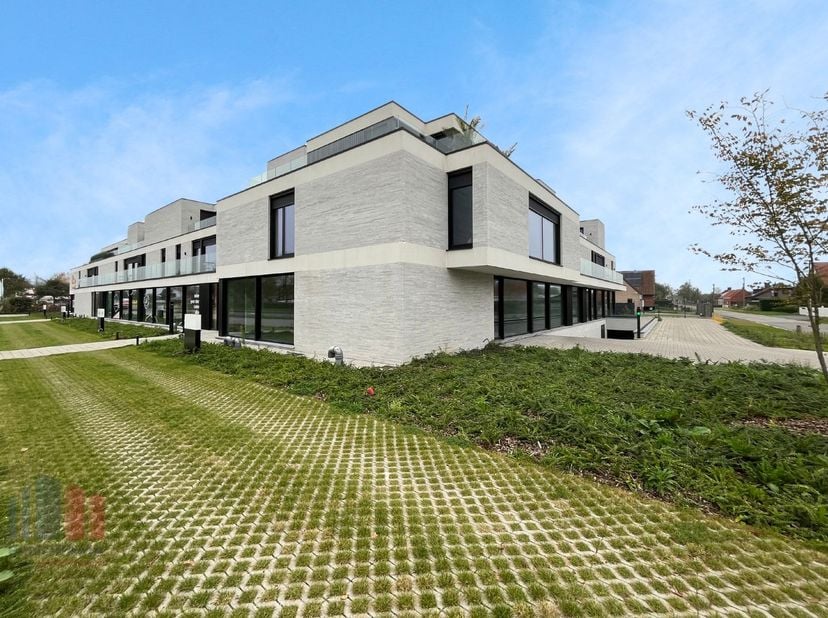 Dit high-end nieuwbouwkantoor van  198 m², gelegen in Lochristi, biedt een uitstekende kans voor bedrijven die op zoek zijn naar een moderne, goed ber