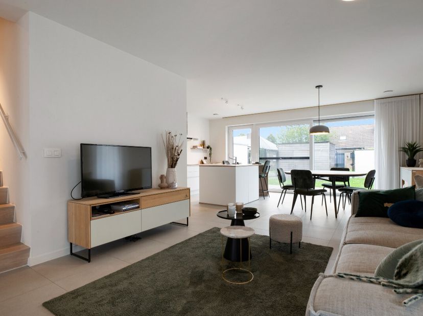 Ontdek deze prachtige nieuwbouwwoning in Wondelgem, gelegen in een rustige en groene omgeving met vrij zicht. Met een bewoonbare oppervlakte van 140 m