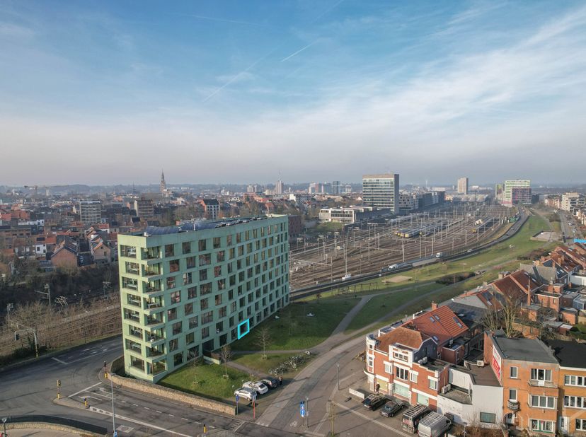 Welkom in Residentie Woods! Deze stijlvolle studentenkamer van 20 m² op het gelijkvloers biedt een perfecte mix van privacy en gemeenschappelijk comfo
