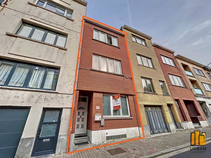 Urban Concept Vilvoorde stelt dit investeringsgebouw voor dat is verdeeld in 2 eenheden met een totaal van +/- 200m², op het gelijkvloers vinden we ee