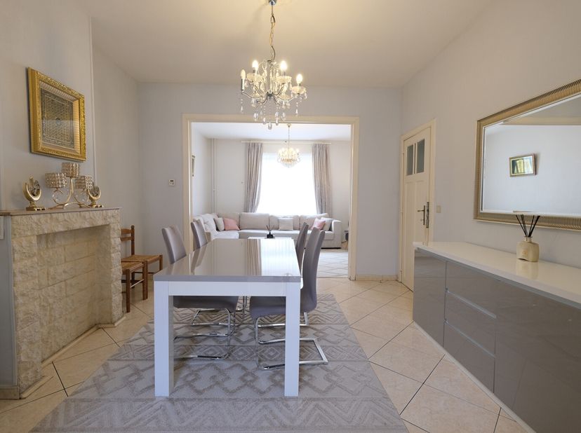 ANDERLECHT - REF : 6624675 : Situé dans un quartier proche de toutes les commodités, nous vous proposons cette spacieuse et lumineuse maison de 5 cham