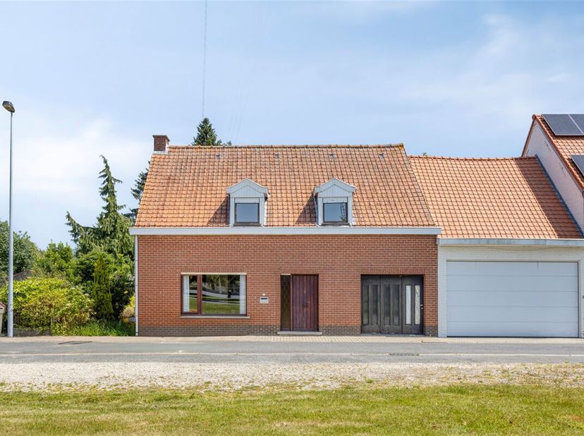Op te frissen ruime gezinswoning op een zeer rustige ligging in Wielsbeke.&lt;br /&gt;
Deze halfopen bebouwing op een perceel van 658m² is zeer centraal gel