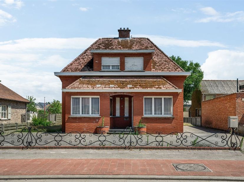 Op een centrale ligging langs de Pulse Steenweg bevindt zich deze te renoveren of te slopen woning met een mooie, diepe tuin en een perceel van 470 m²