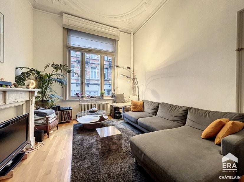 Ixelles : Duplex avec jardin à louer, situé dans le quartier du Châtelain. Située au cur du quartier animé du Châtelain à Ixelles, ce duplex de 140 m²