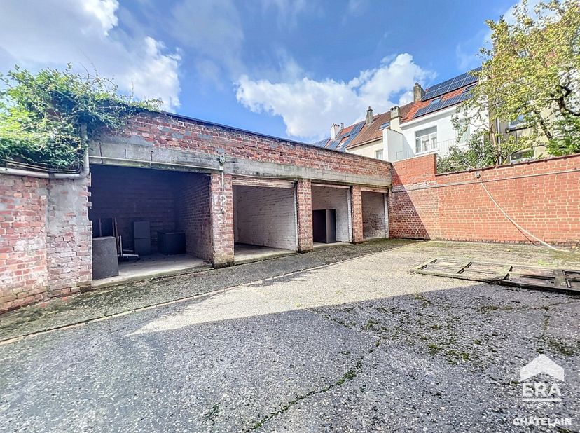 ERA Chatelain biedt u een uniek geheel van 6 garages, ideaal voor een rendabele investering of persoonlijk gebruik. Gelegen in de gegeerde Basiliekwij
