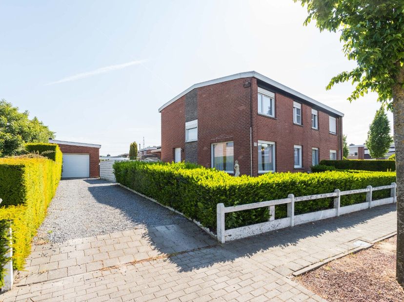 Deerlijk: Te renoveren woning met 3 slaapkamers in een doodlopende straat te koop in DeerlijkDeze halfopen woning biedt een uitstekende kans voor wie