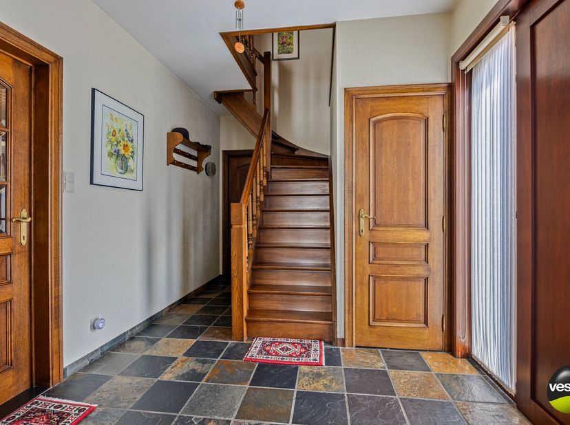 Ruime open bebouwing met 4 slaapkamers, bureau en dubbele garage in Riemst&lt;br /&gt;
&lt;br /&gt;
Welkom in deze karaktervolle open bebouwing uit 1979, gelegen