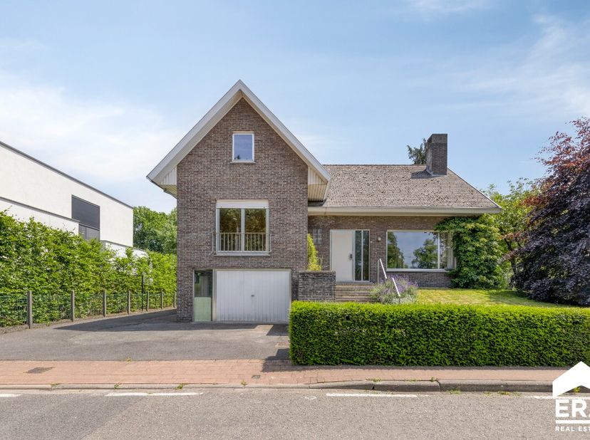 Vrijstaande te renoveren/op te frissen woning met 4/6 slaapkamers en garage op een totale oppervlakte van 897 m².Deze woning met veel potentieel biedt