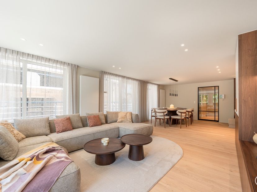 Stijlvol gerenoveerd hoekappartement met royale gevelbreedte en zuidgerichte terras.&lt;br /&gt;
Dit stijlvolle vernieuwde appartement bevindt zich op een t