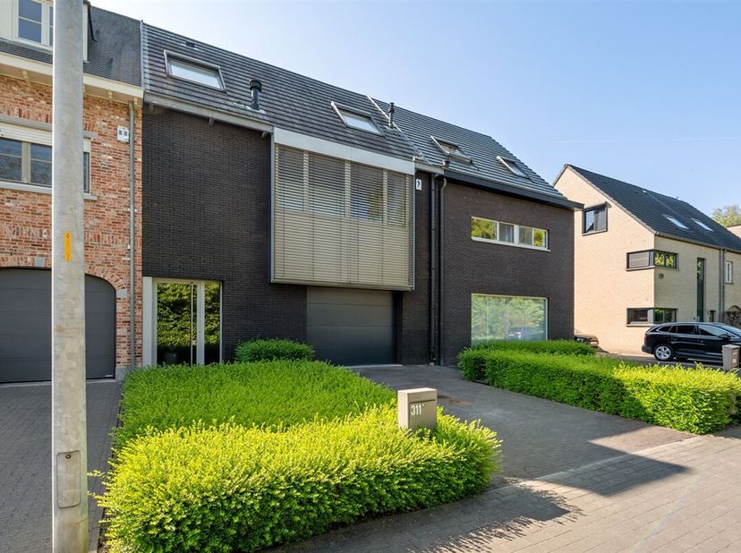 In Sint-Katelijne-Waver vinden we deze moderne, gesloten bebouwing die uitblinkt in kwaliteit, comfort en stijl. Deze conceptwoning, gebouwd in 2008,