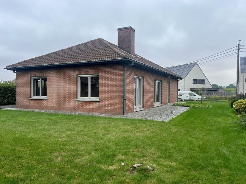 Bij het betreden van de woning kom je binnen in een ruime gang, waar je meteen toegang hebt tot een apart gastentoilet. Aan de rechterzijde vind je de
