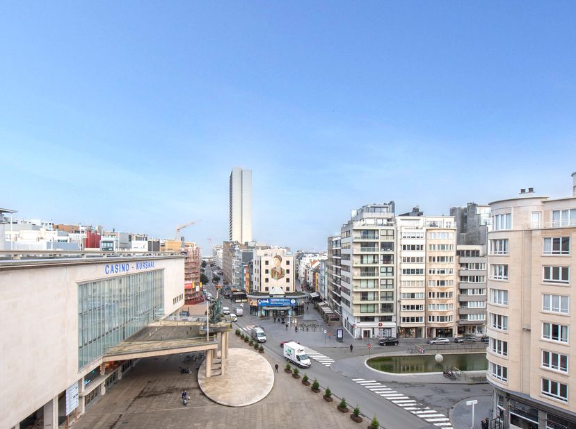 Dit magnifiek appartement te koop is gelegen in de statige Residentie Auriga, deel uitmakende van het gekende Andromeda hotel temidden het bruisende s
