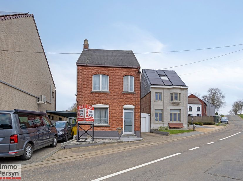 Deze karaktervolle woning, gelegen aan Slangenberg 105 in Scherpenheuvel-Zichem, biedt een uitgelezen kans voor wie op zoek is naar een renovatieproje
