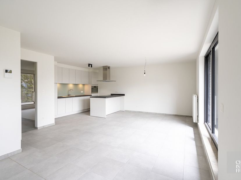 Dit energiezuinige en lichtrijke nieuwbouwappartement met twee slaapkamers en een aangenaam terras ligt op een boogscheut van Maastricht. De centrale