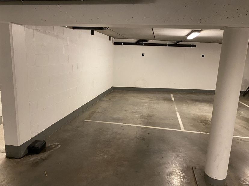 Autostaanplaats in een ondergrondse parking van een klein gebouw, ideaal gelegen in het centrum van Kortenberg.