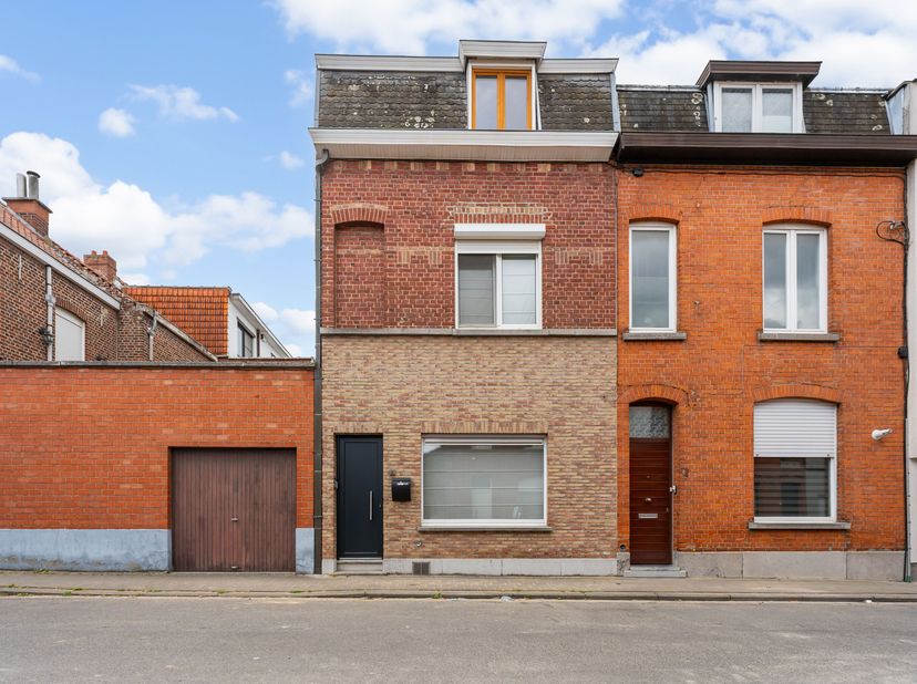 Betaalbare woning te koop in Menen!!!&lt;br /&gt;
Deze woning beschikt over:&lt;br /&gt;
Dubbele beglazing&lt;br /&gt;
Zonnepanelen&lt;br /&gt;
Warmtepomp Lucht/lucht&lt;br /&gt;
3
