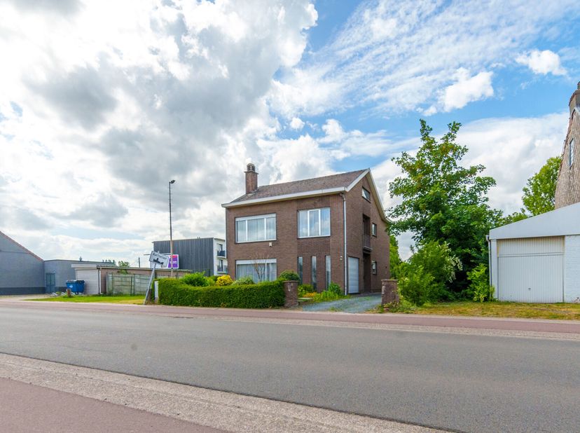 Karaktervolle half open bebouwing met tuin, dubbele garage en achterliggen perceel grond (1.455m²).&lt;br /&gt;
Deze woning heeft een functionele indeling,