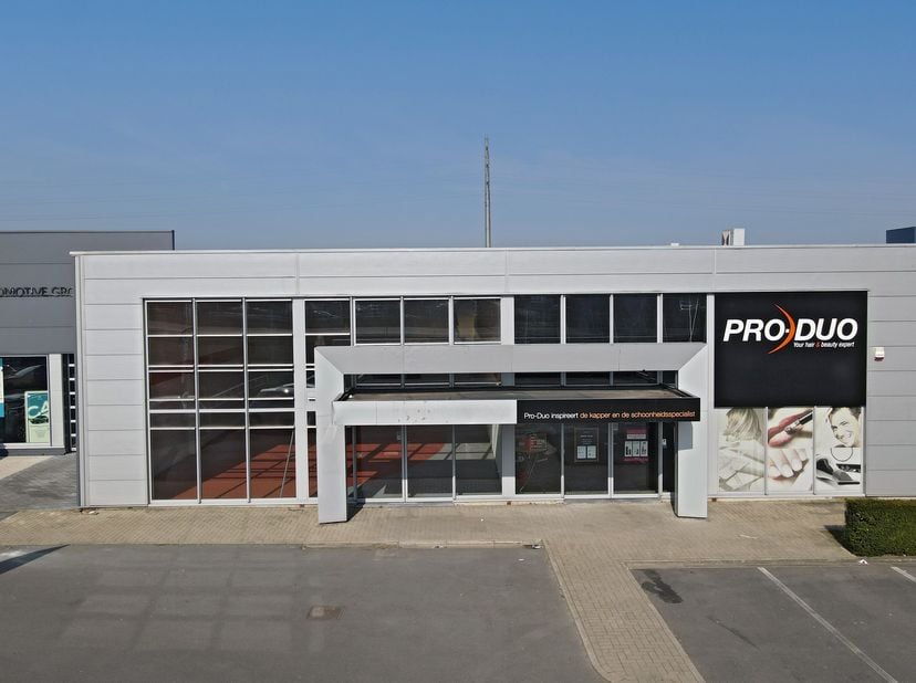 Dit ruime handelspand van 355m² is uitstekend gelegen langs de Westerring (N60) in Oudenaarde en geniet van uitstekende zichtbaarheid door de prominen