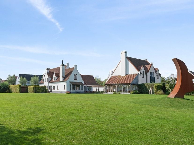 Villa contemporaine sise sur un terrain de 2.648m² avec une vue imprenable sur les Polders, à distance en vélo de la mer, dans un environnement rural.