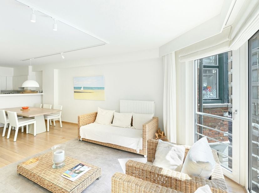 Ce charmant appartement avec vue latérale sur la mer, situé dans la rue Antoine Bréart du prestigieux Zoute, offre une combinaison idéale de tranquill