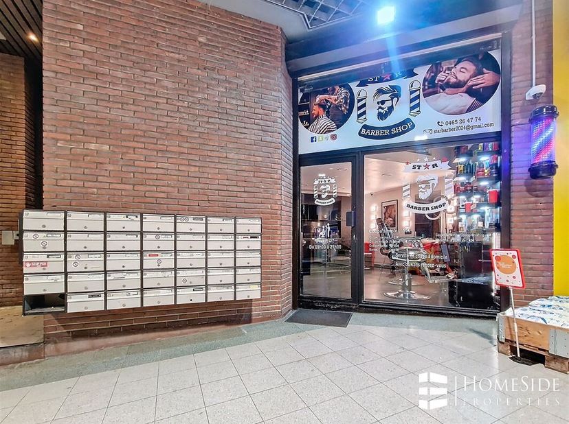 Chaussée de Charleroi - Dans une galerie commerciale à quelques pas de la Place Stéphanie !! Commerce de +/-50m² EN PARFAIT ETAT, au rez-de-chaussée d
