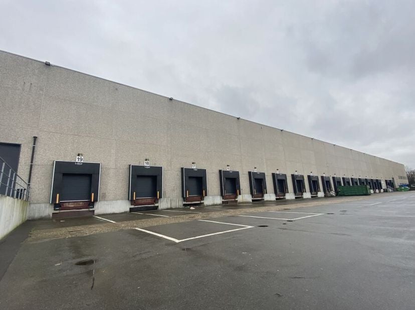 Logistiek complexin Luik, naast de E313 richting Antwerpen en de E40 richting Brussel. Makkelijke toegang tot Duitsland, Nederland en Frankrijk. &lt;br /