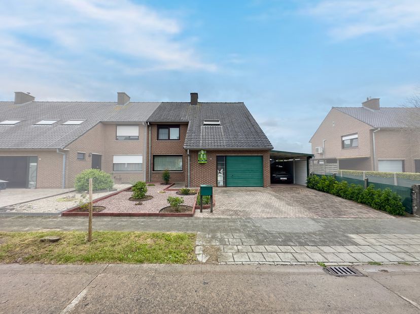 Deze goed onderhouden woning, gebouwd in 1986 en nog steeds bewoond door de eerste eigenaars, is gelegen in een rustige en kindvriendelijke woonwijk,